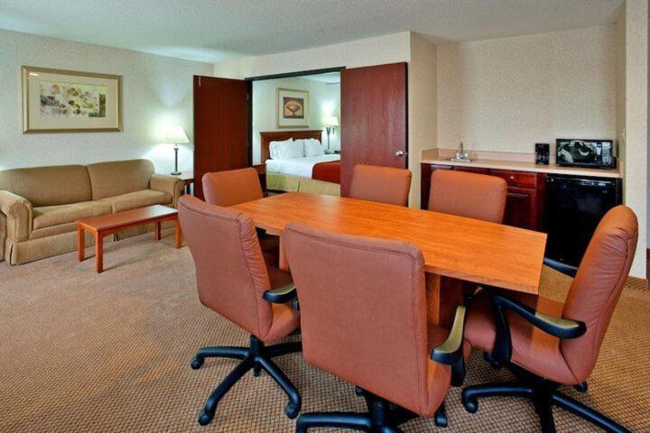 Seasons & Hotel 3*
